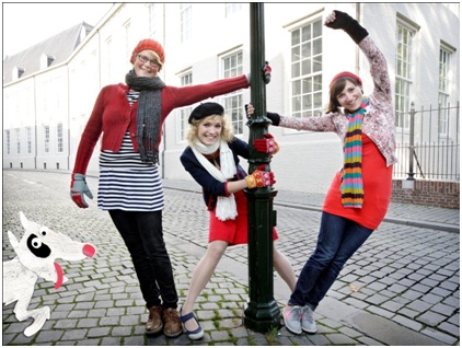 Het team van het prentenboek: Hoe het komt dat Sinterklaas nooit koude voeten heeft. Vlnr: Stinkie, Mieke Driessen, Annemieke Pecht, Julie van Zessen